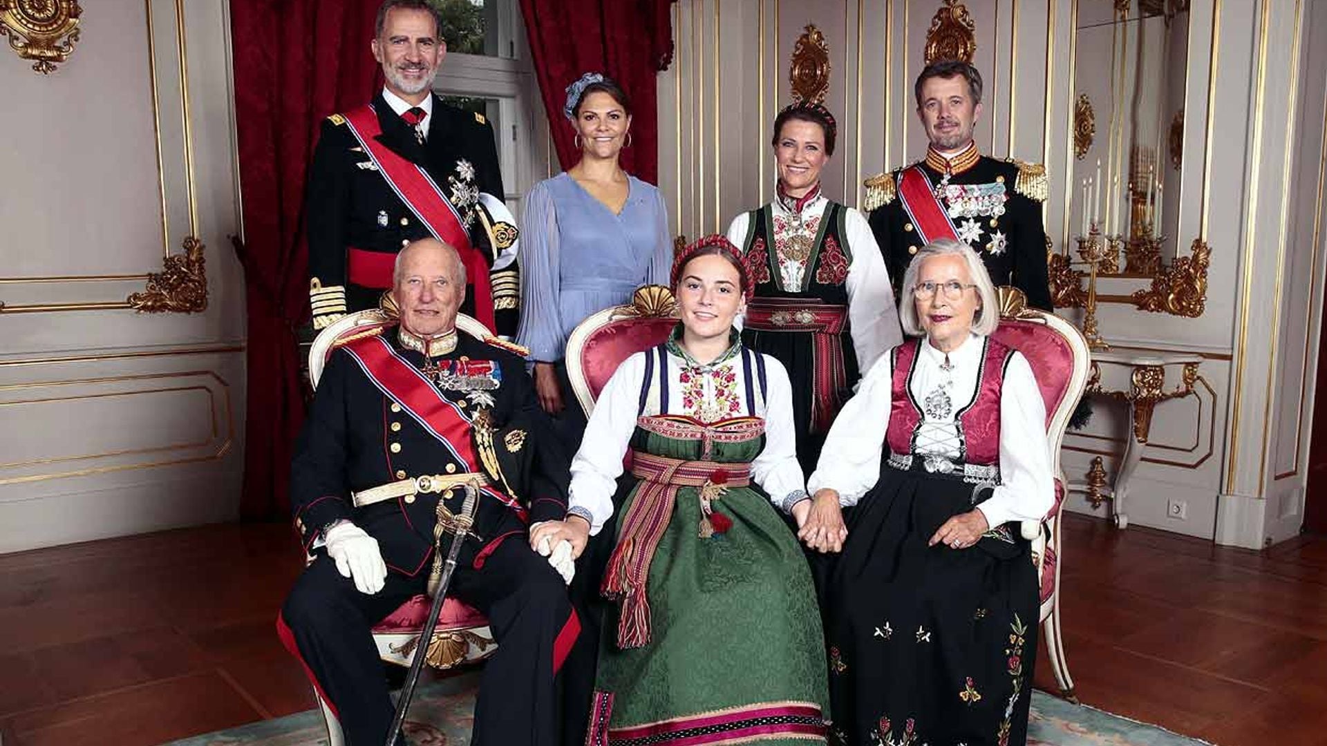 El rey Felipe, un padrino orgulloso en la confirmación de su ahijada Ingrid Alexandra de Noruega