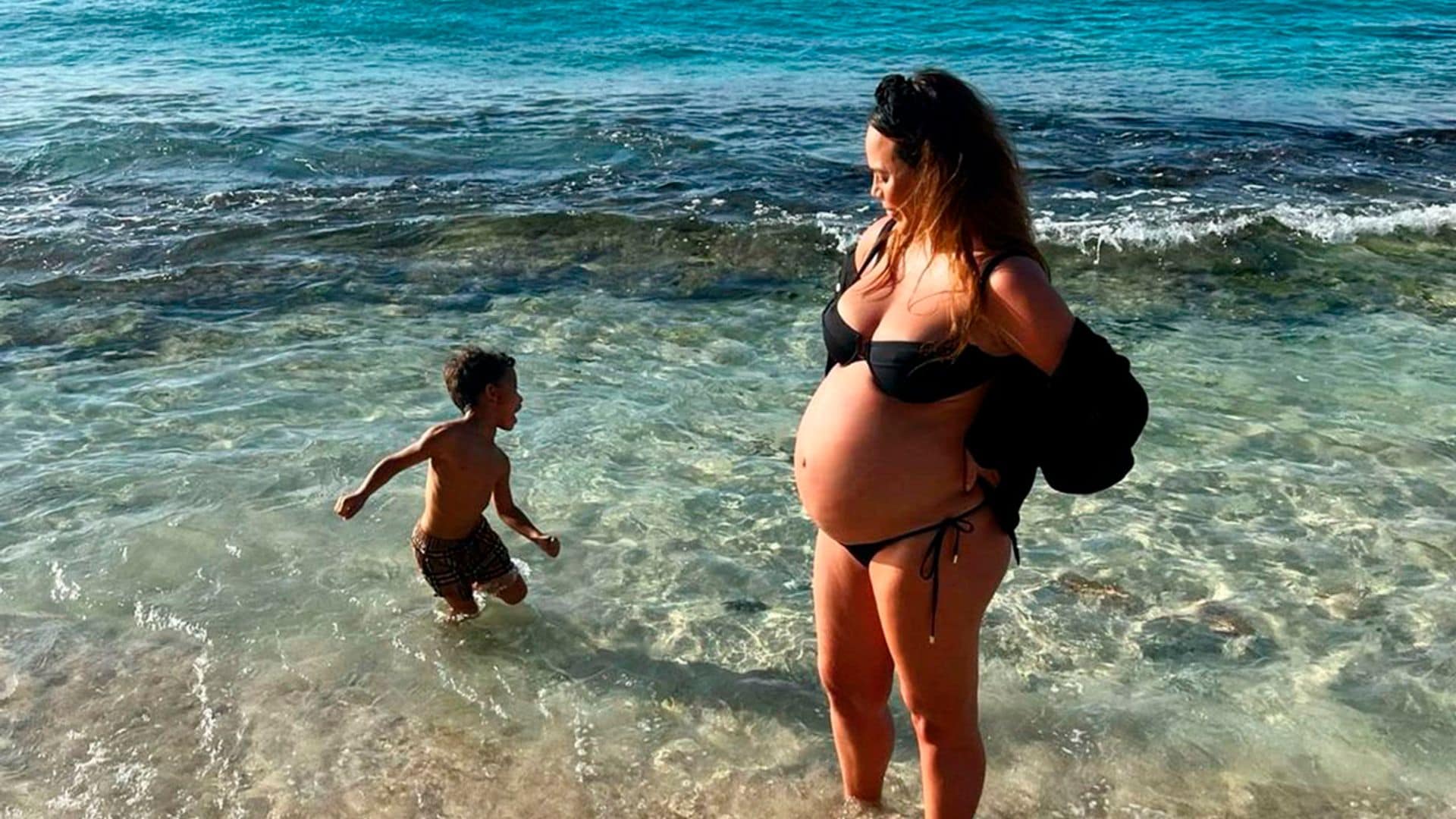 Chrissy Teigen, embarazadísima, bromea comparando su posado en bikini con el que protagonizó como modelo