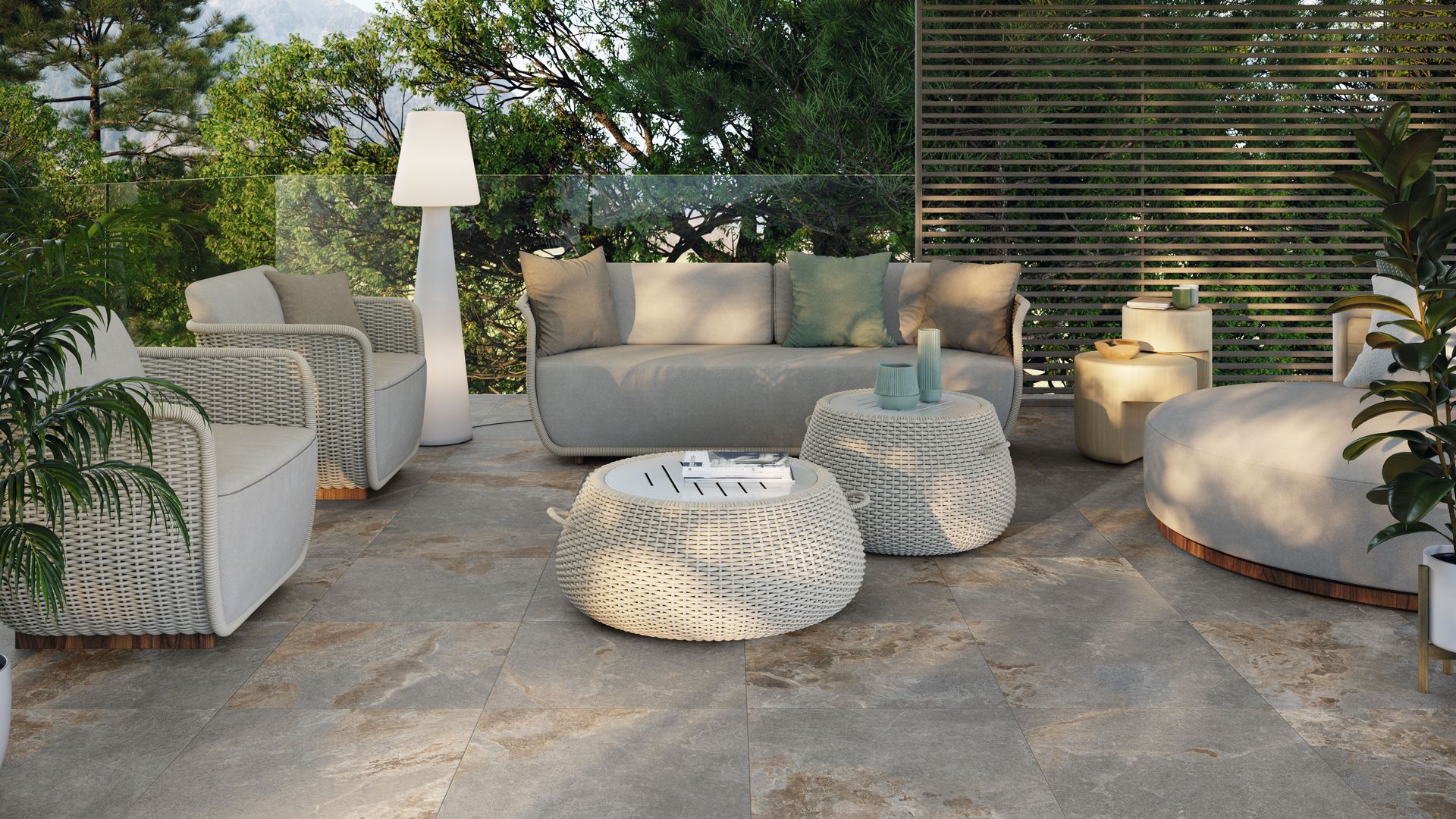 Terraza con suelo porcelánico que imita la pizarra, muebles de jardín y lámpara de pie