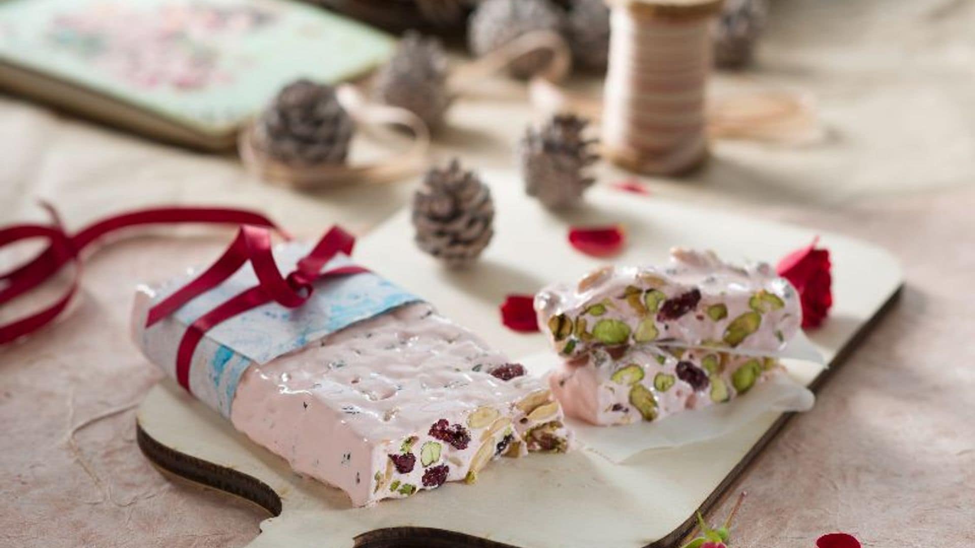 Turrón de rosas, almendras, pistachos y arándanos