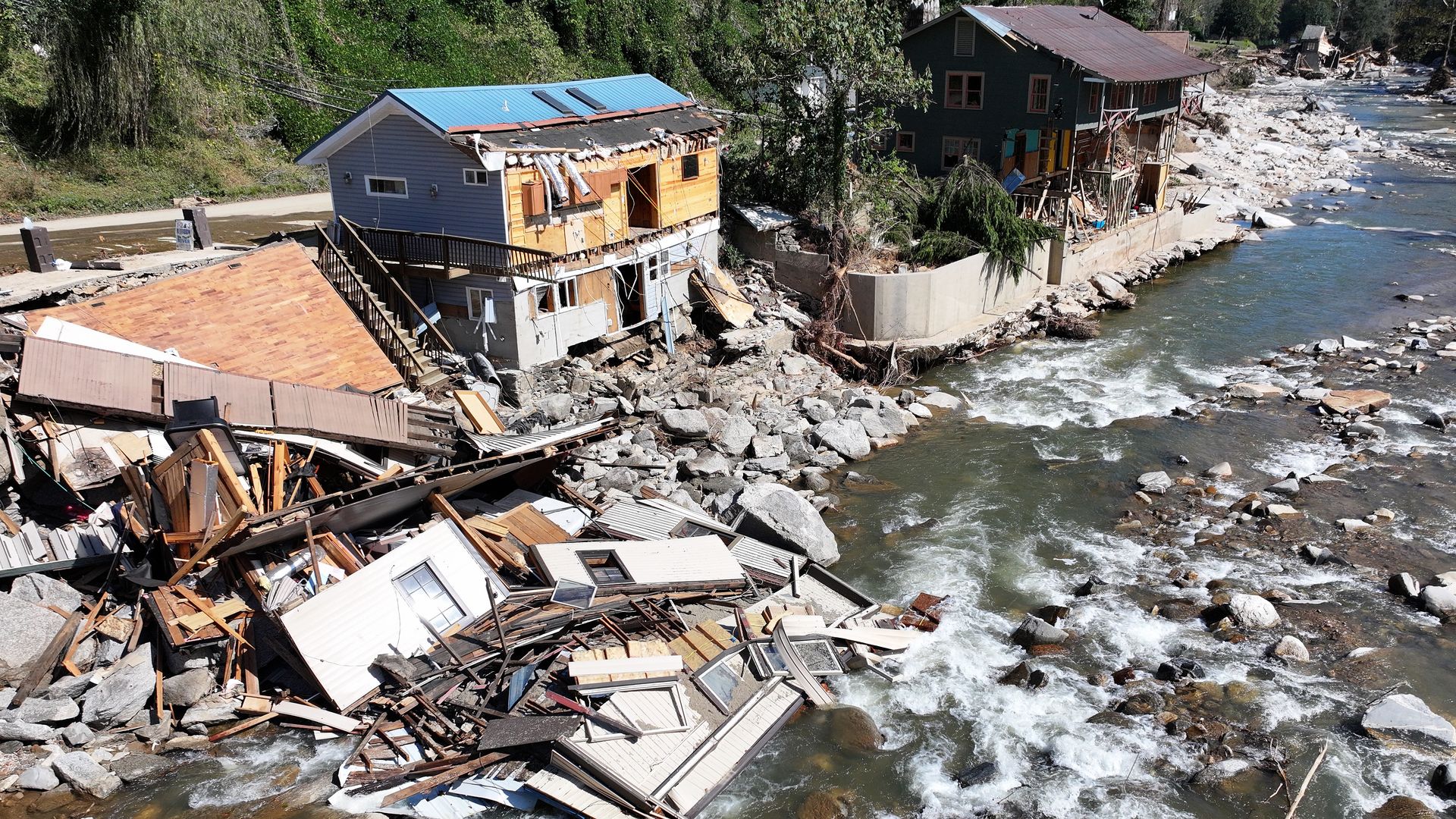 Vista aérea de edificios destruidos y dañados tras las inundaciones del huracán Helene el 8 de octubre de 2024 en Bat Cave, Carolina del Norte. Bate Cave se vio especialmente afectada por las inundaciones