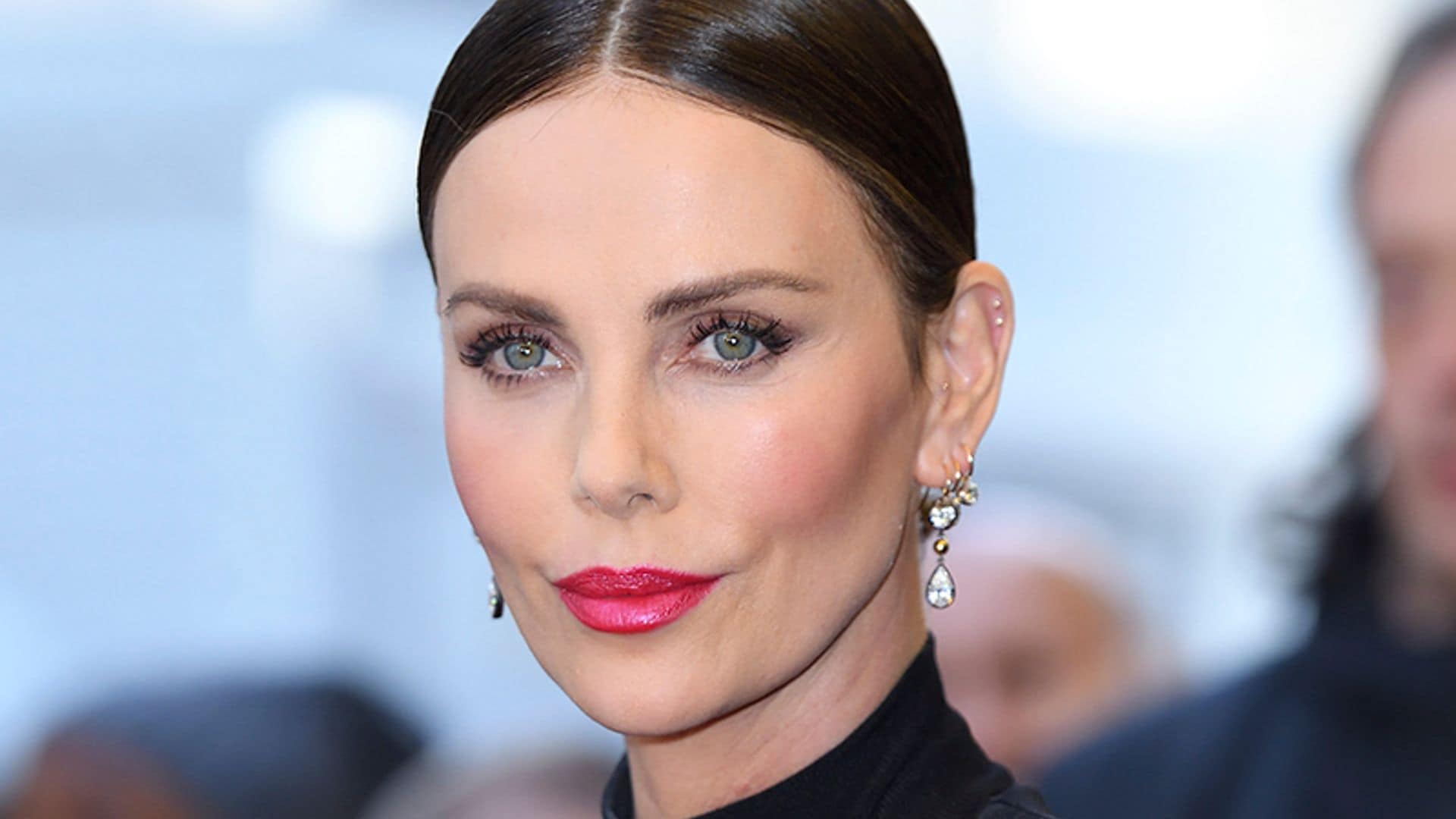 Charlize Theron vuelve a impactar con su cambio de look