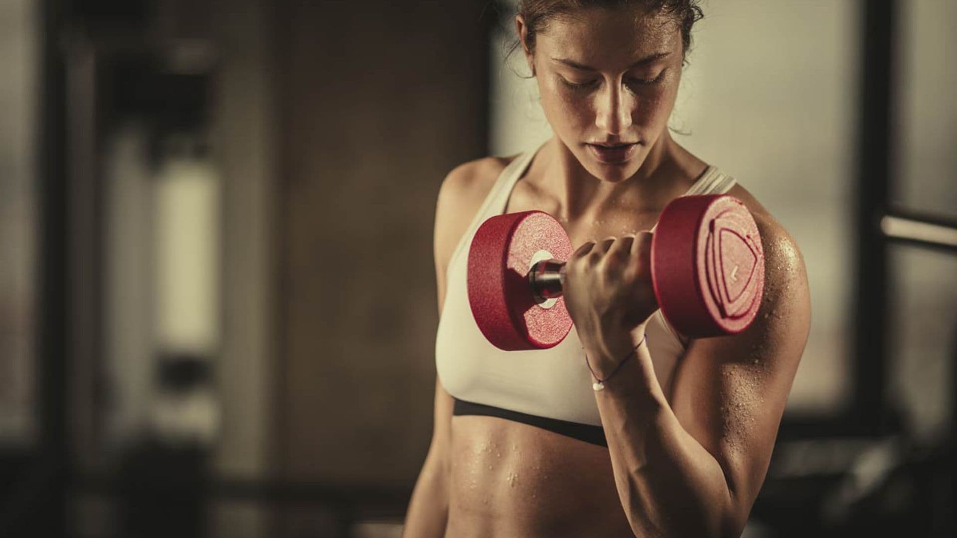 Así se hace bien el curl de bíceps para unos brazos fuertes