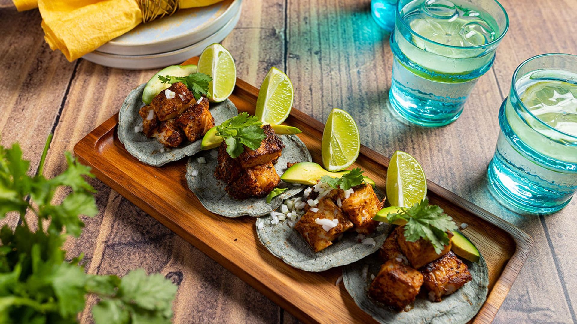 Tacos de bacalao desalado y marinado con aguacate y cilantro