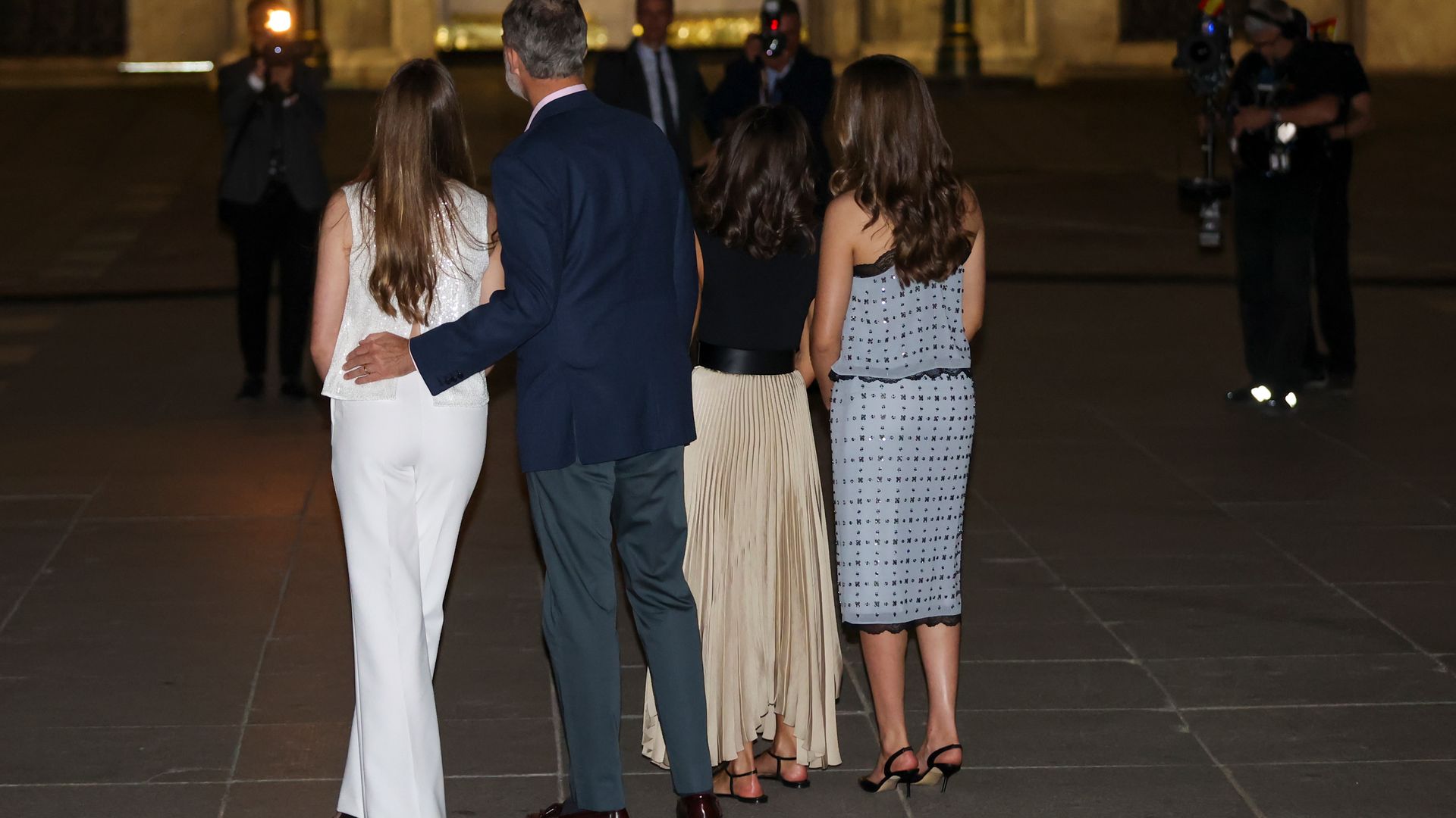 Los Reyes y sus hijas viendo la actuación de Ara Malikian en el Palacio Real por el décimo aniversario de la proclamación de Felipe VI