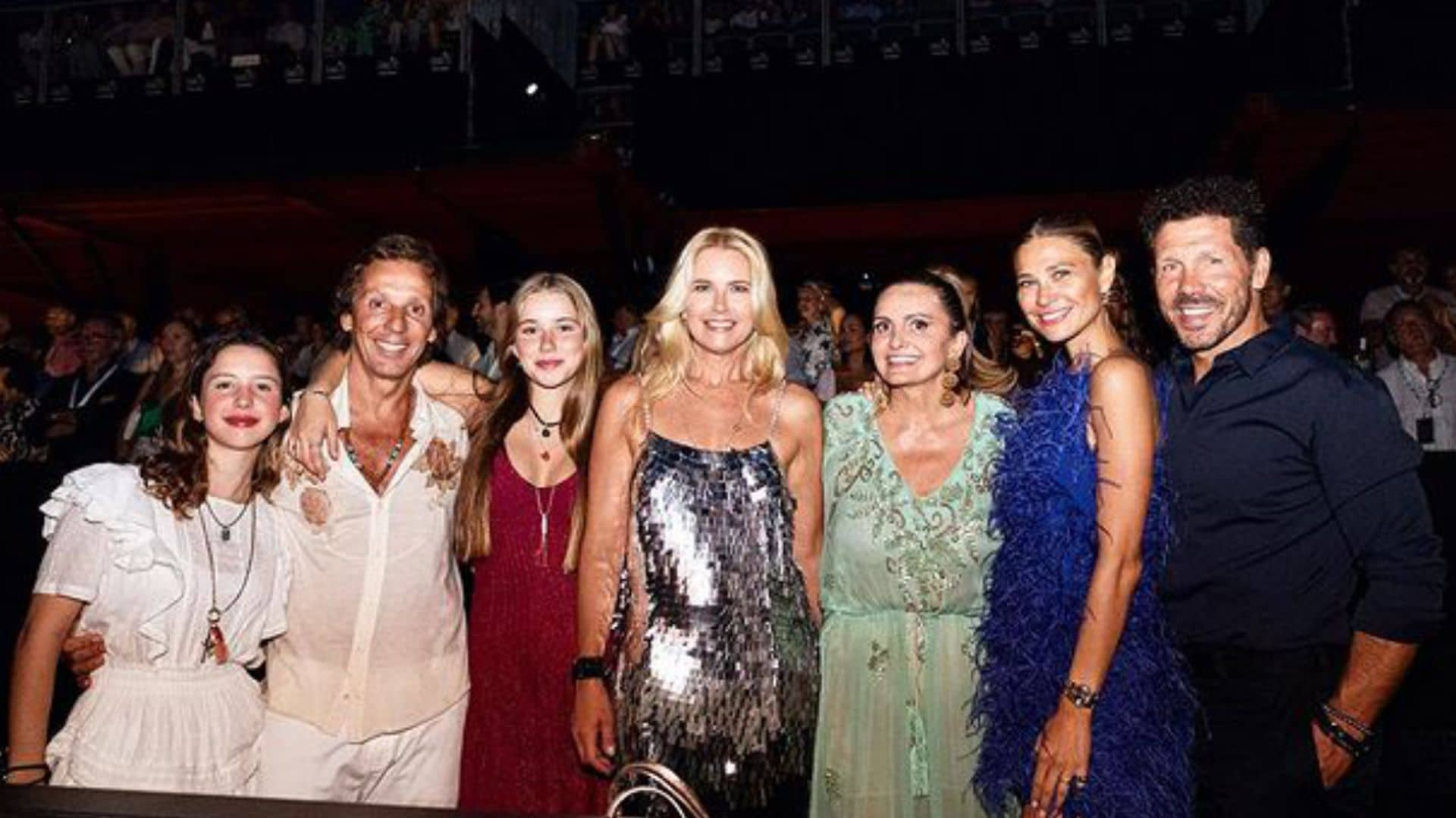 Carla Pereyra y Simeone se lo pasan en grande en el concierto de Rod Stewart junto a Valeria Mazza y su familia