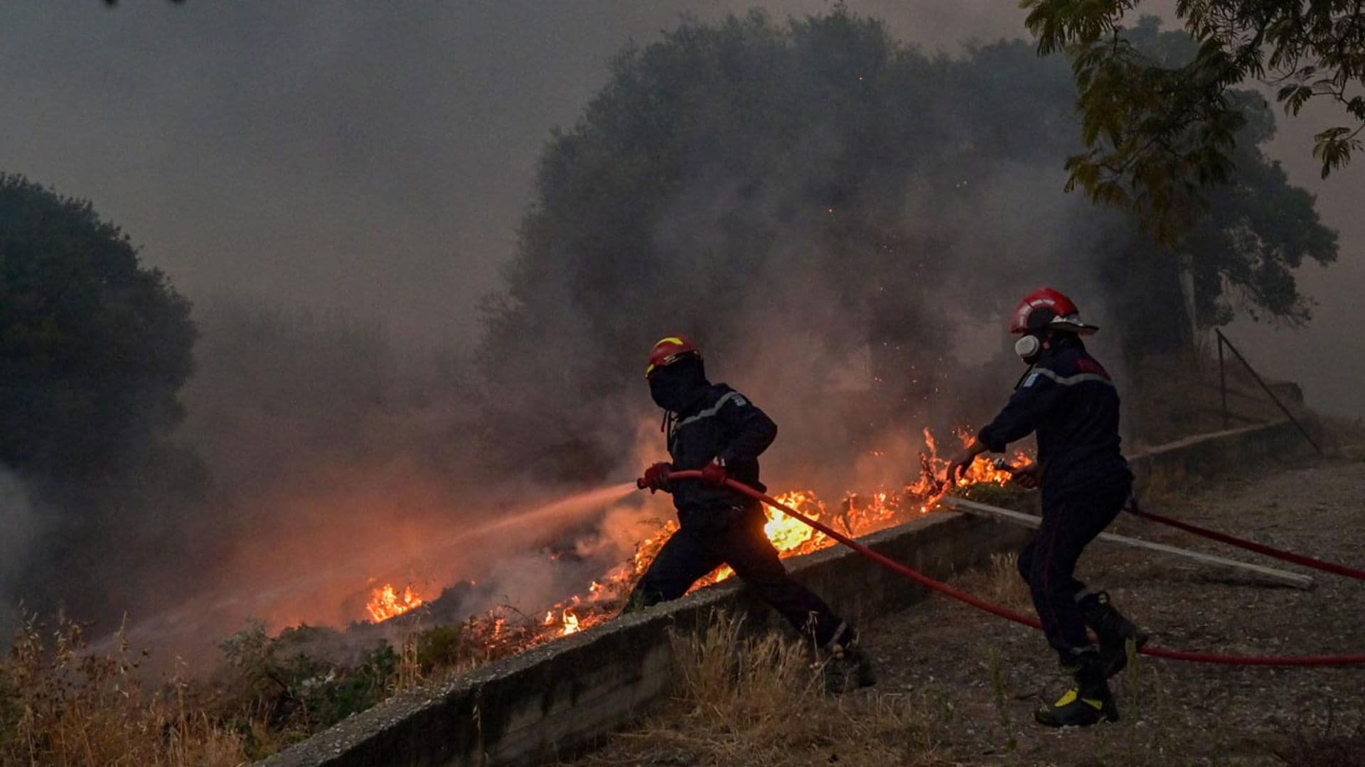 El fuego amenaza el Palacio de Tatoi y el cementerio en el que reposan los restos de los abuelos de don Felipe