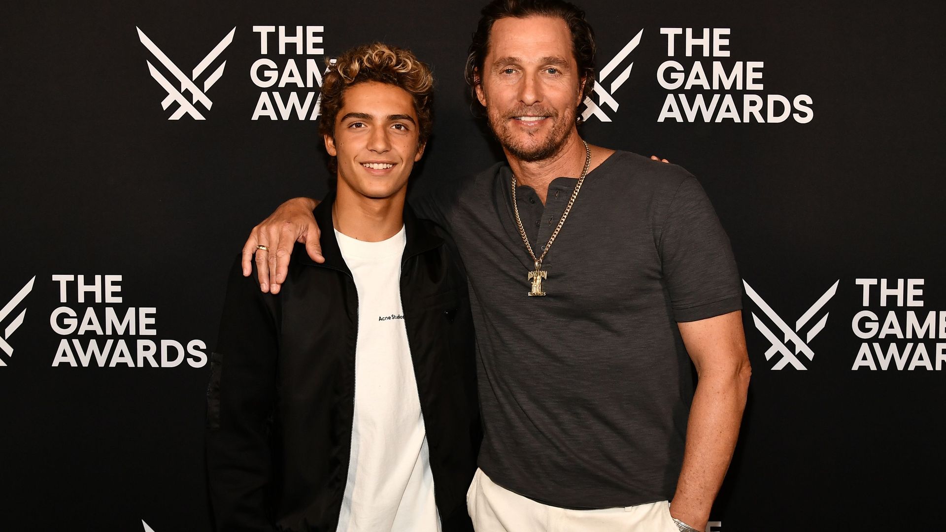 Así es Levi, el hijo de Matthew McConaughey de 16 años que sigue sus pasos en el cine y va a debutar como actor