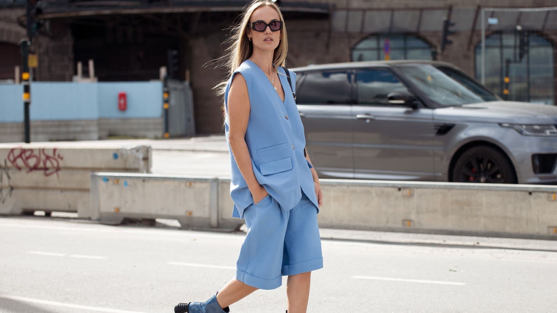 Bermudas y pantalones ligeros, la fórmula para vestir elegante y cómoda todo el verano