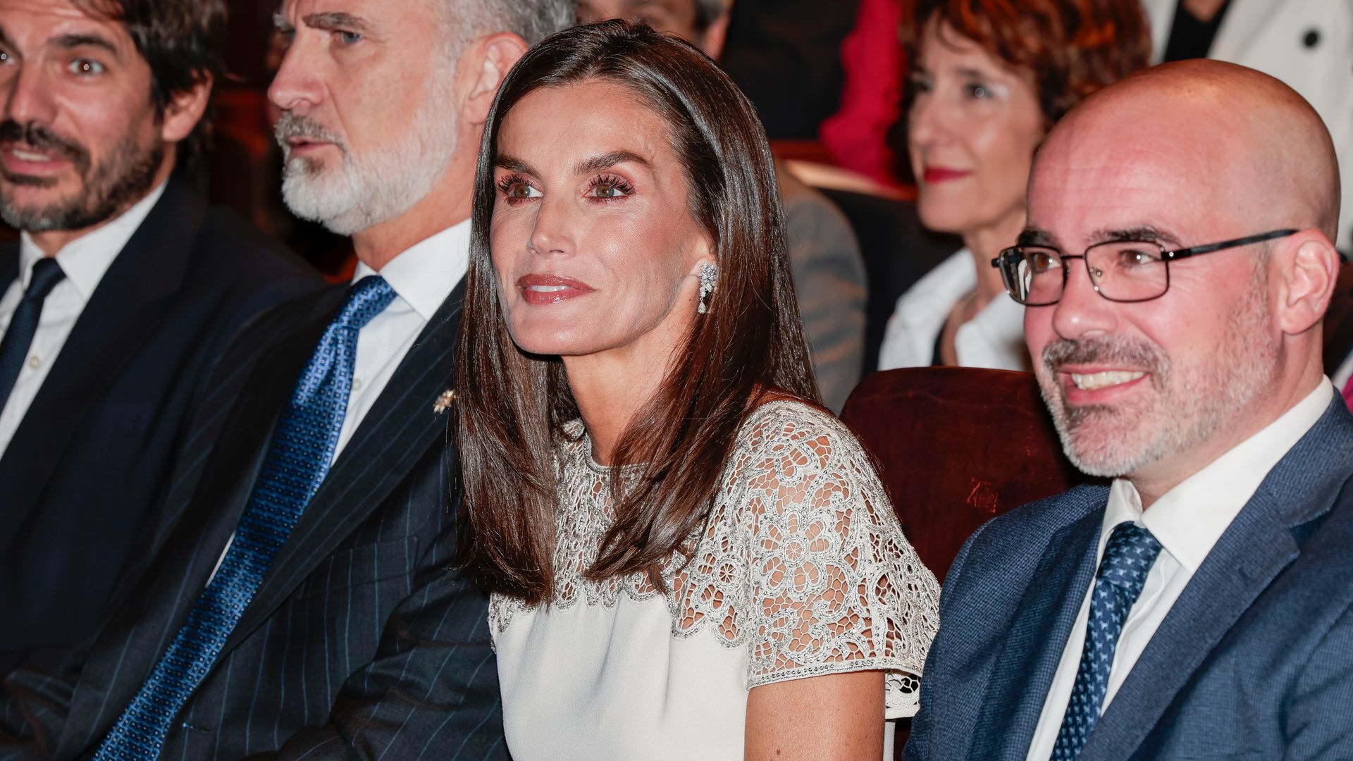 Doña Letizia deslumbra gracias a un nuevo vestido blanco con 'strass' y pendientes de diamantes