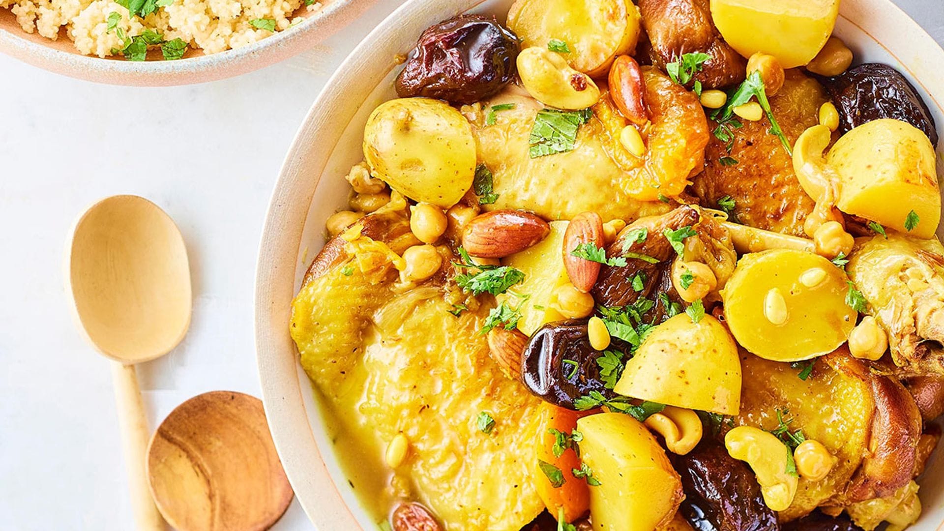 Tajine de pollo con frutos secos, ciruelas y castañas