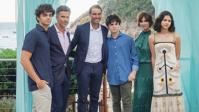 Paz Vega con su marido y sus hijos posando con Rafa Nadal