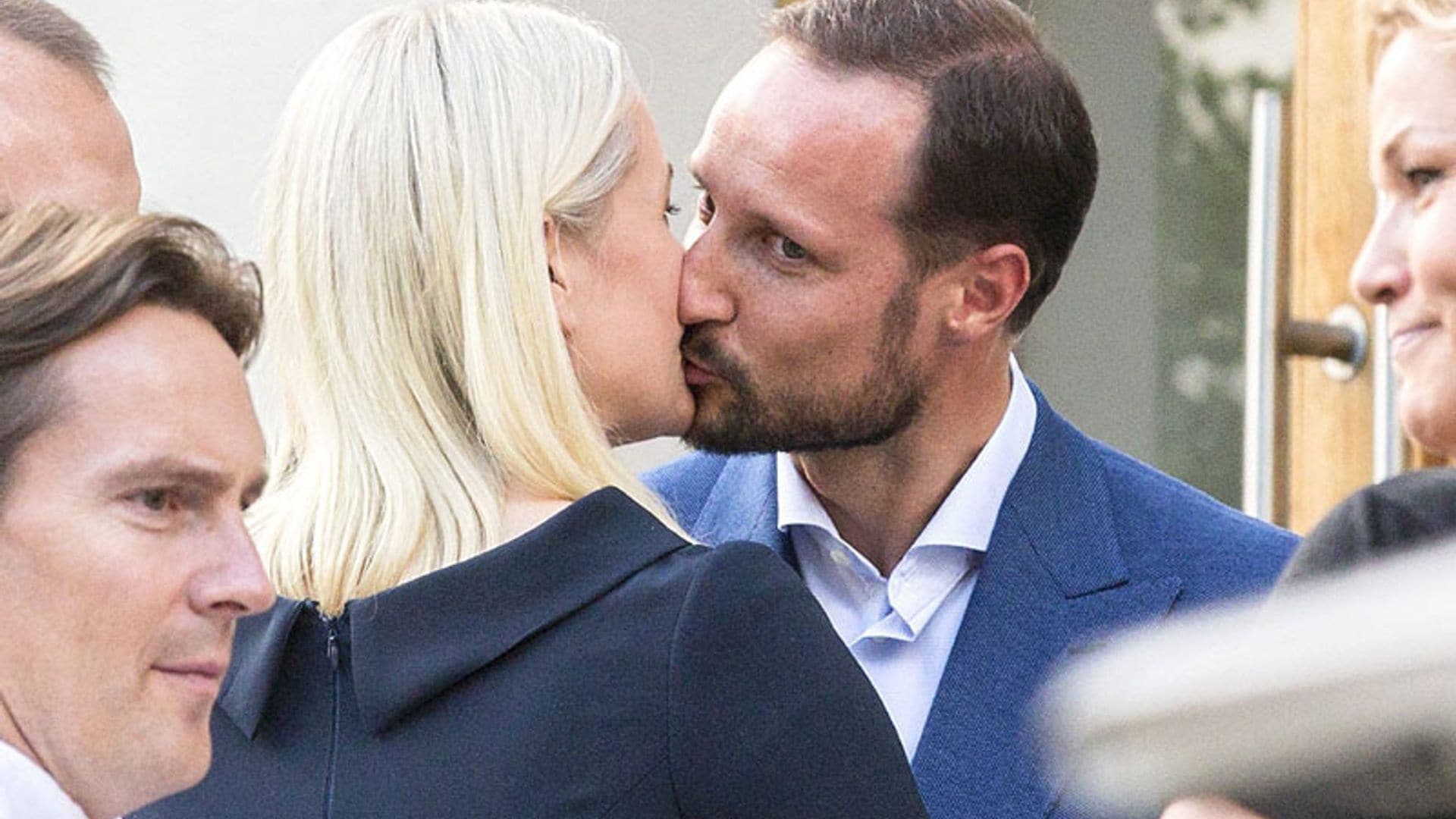 El beso de Mette-Marit a Haakon de Noruega, un buen final con historia