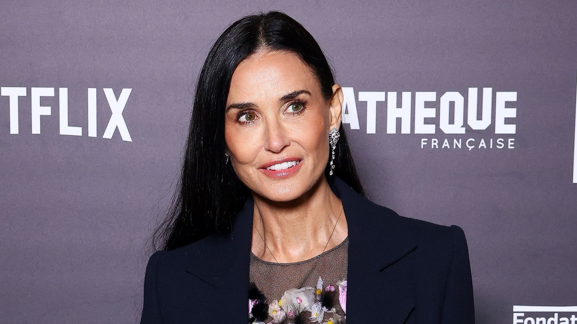 Demi Moore estrena 'La sustancia' en París con un fascinante vestido de tul repleto de flores de organza y plumas