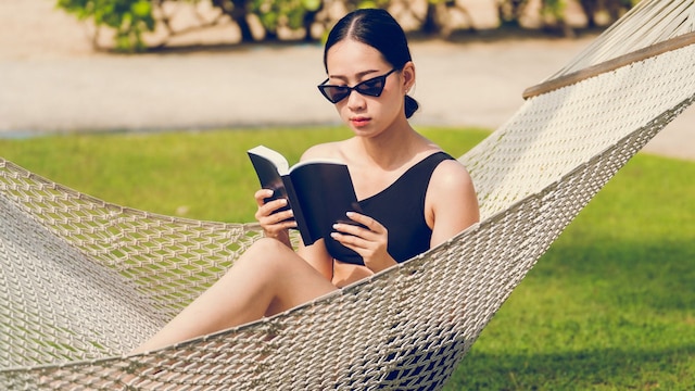 mujer leyendo hamaca