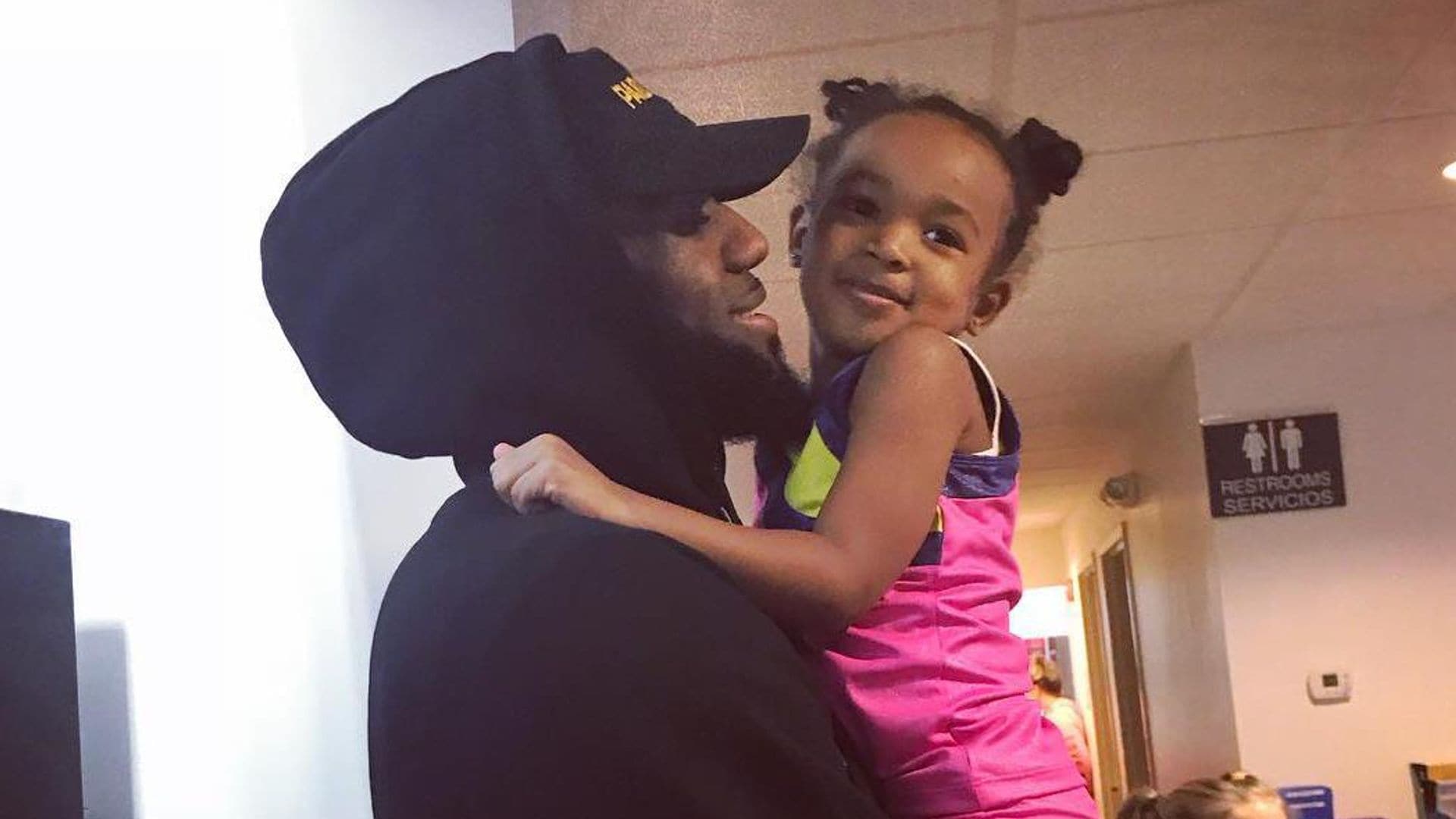 LeBron James regala a su hija una mini réplica de su mansión en Los Ángeles