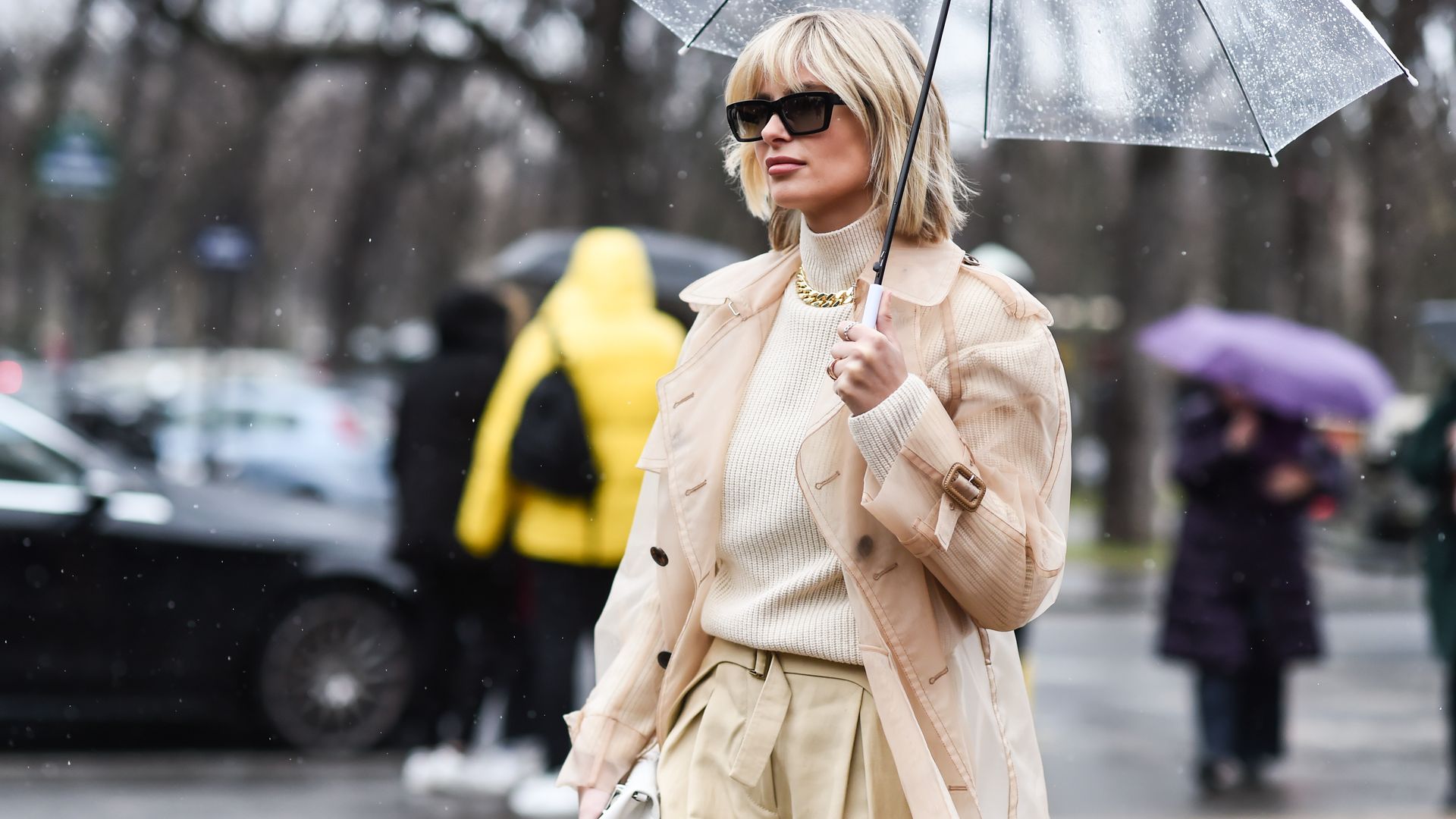 Looks impecables para los días de lluvia: gabardina y botas de agua al rescate