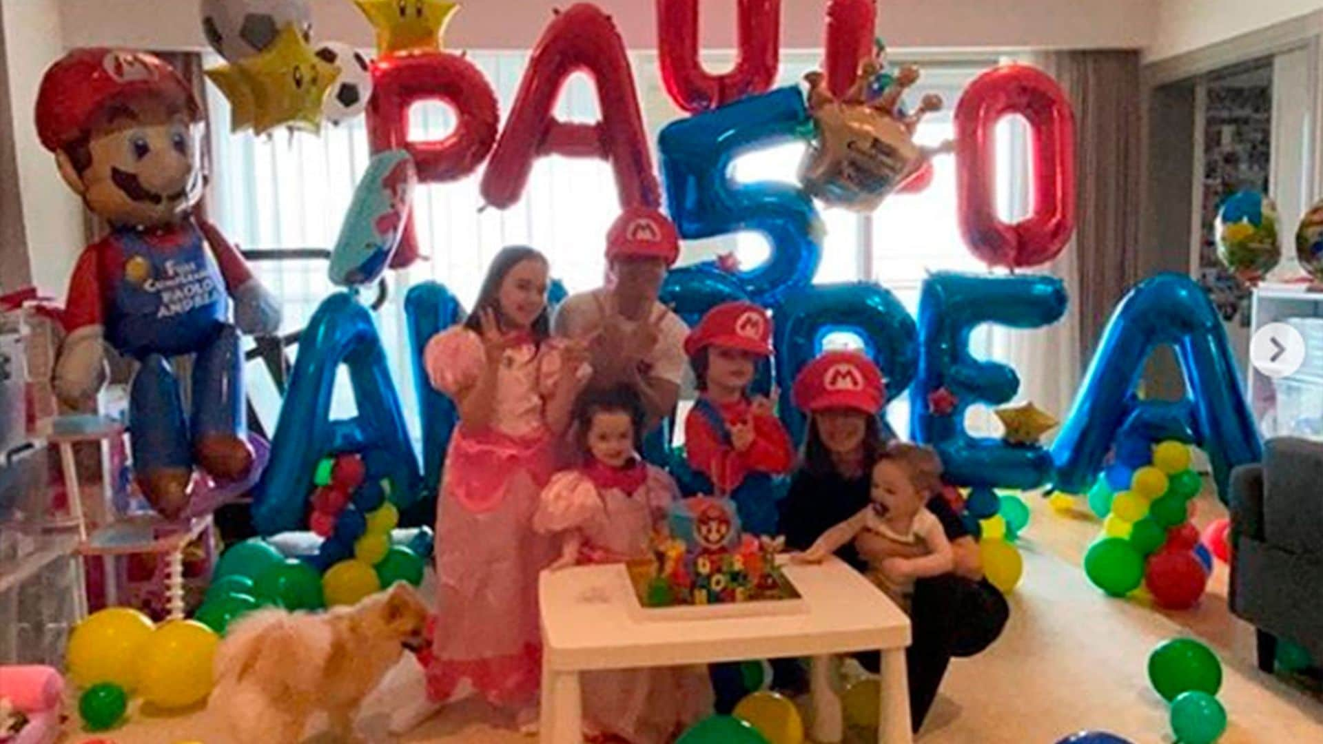 Andrés Iniesta y Anna Ortiz convierten su casa en el mundo de Super Mario por el cumpleaños de su hijo