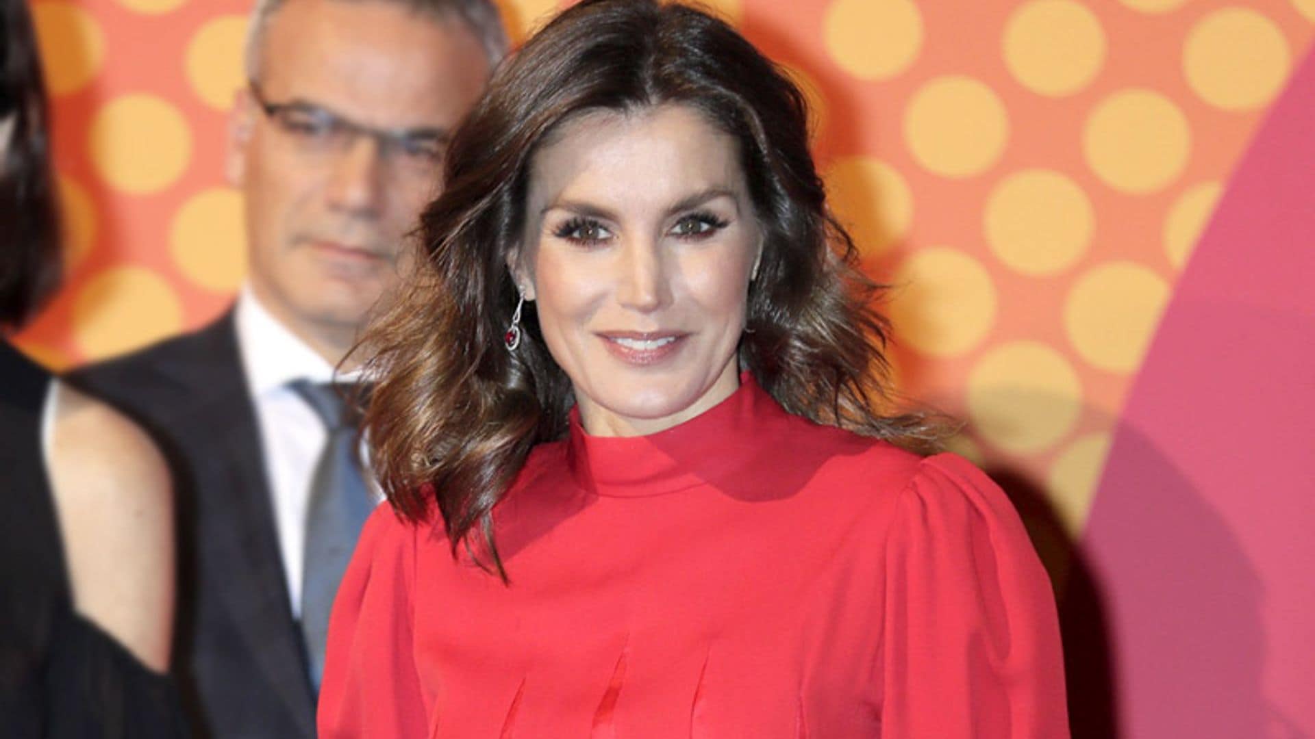 Rojo y con efecto 'fit', doña Letizia recicla un vestido de la reina Sofía