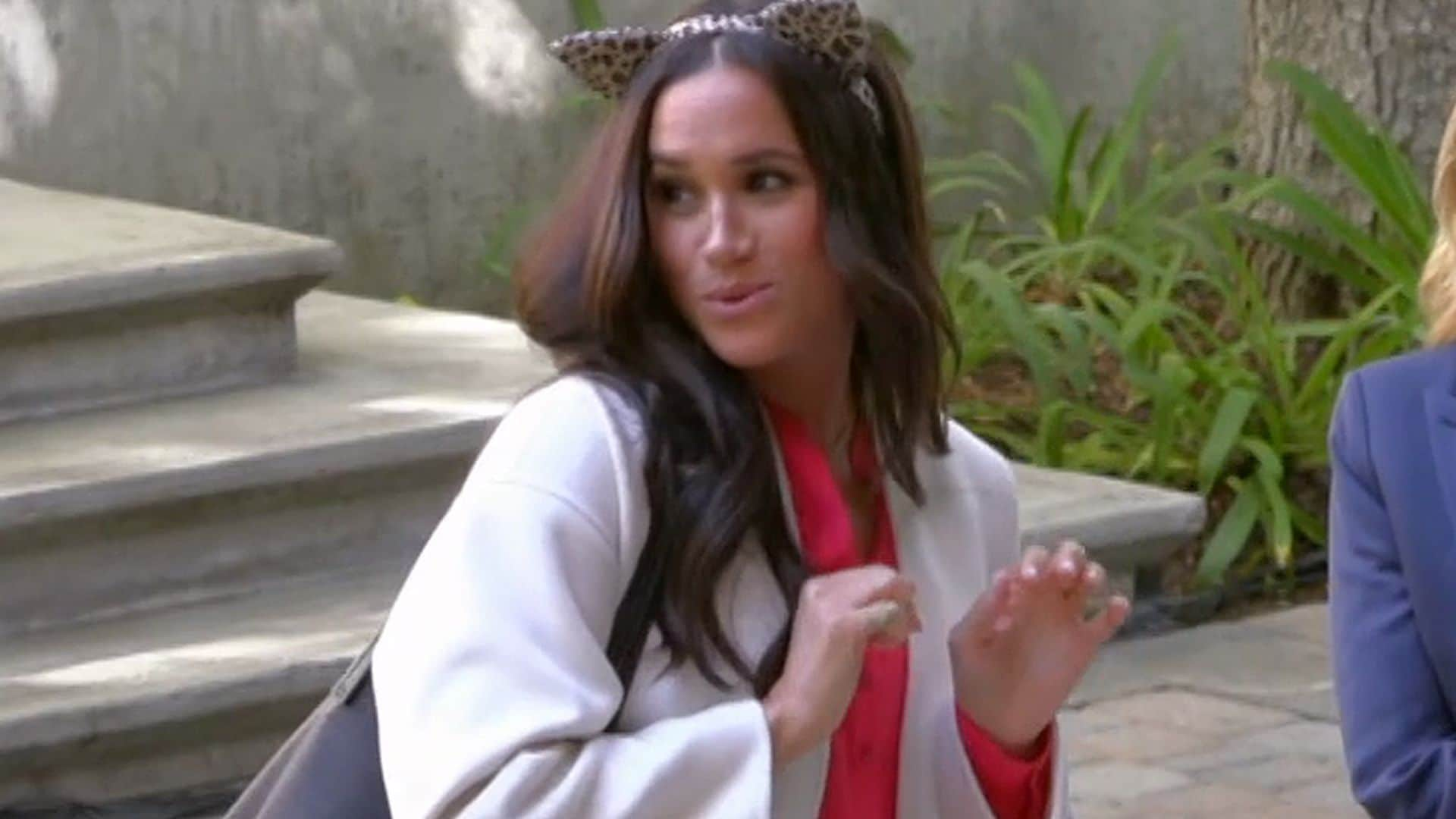 Bebiendo de un biberón o con orejitas de gato: Meghan Markle muestra su faceta más divertida en televisión