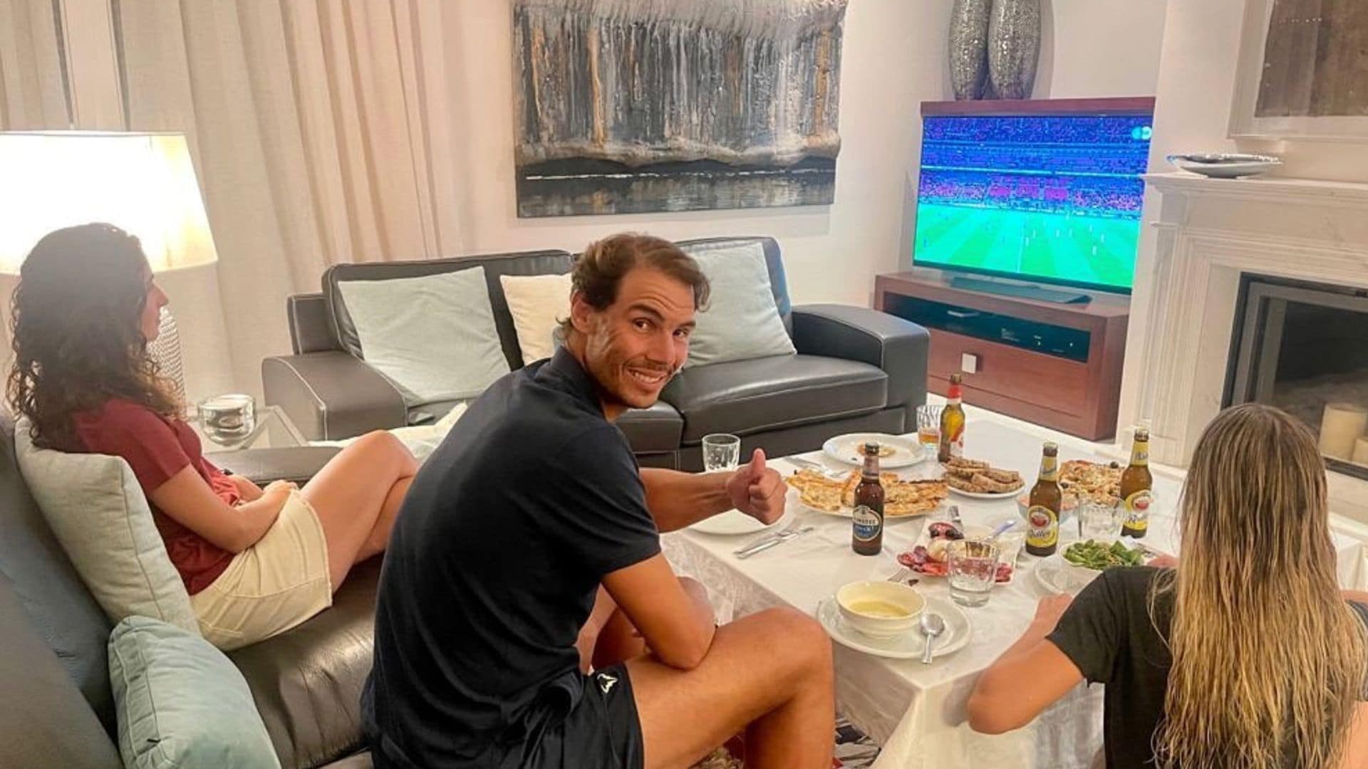 Rafa Nadal viendo deporte en una sala de estar