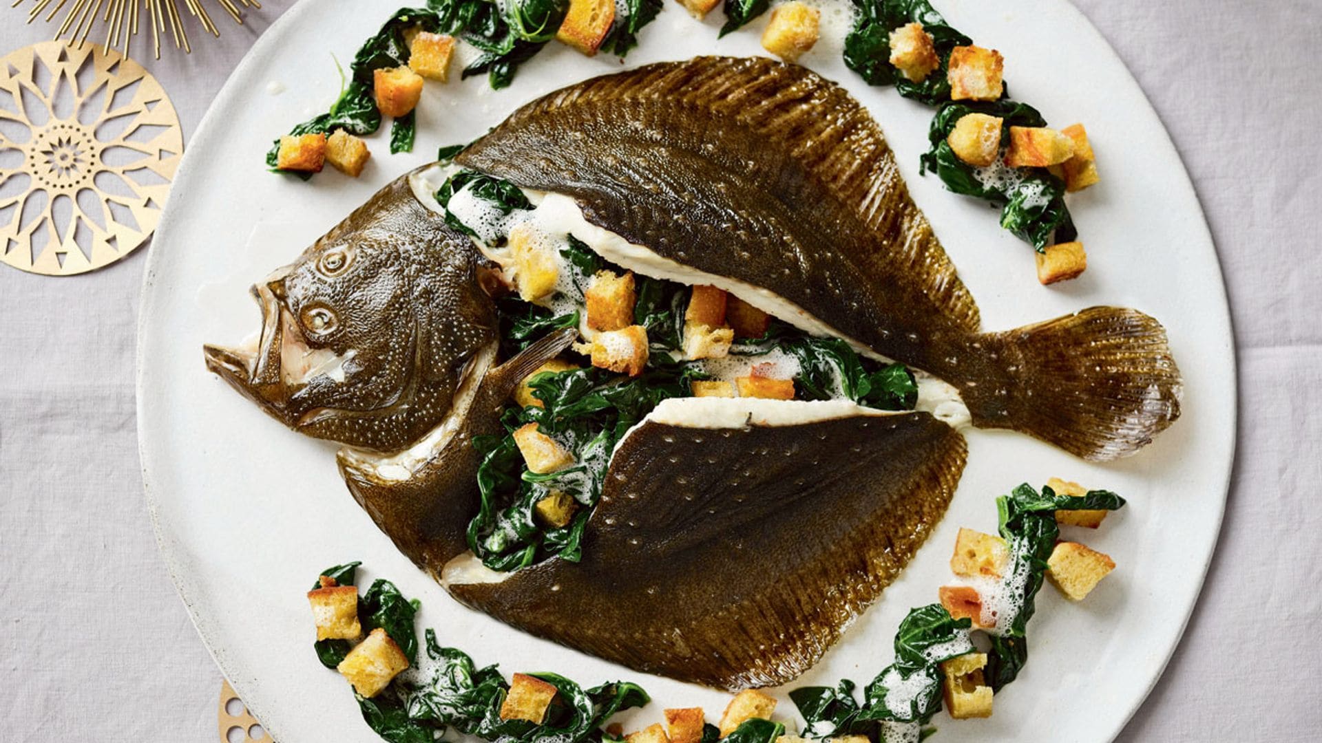 Rodaballo al horno con espinacas a la crema y picatostes