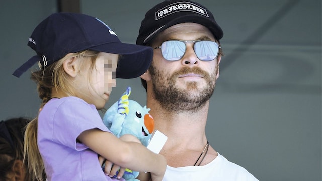 chris hemsworth con su hija mayor en brazos 