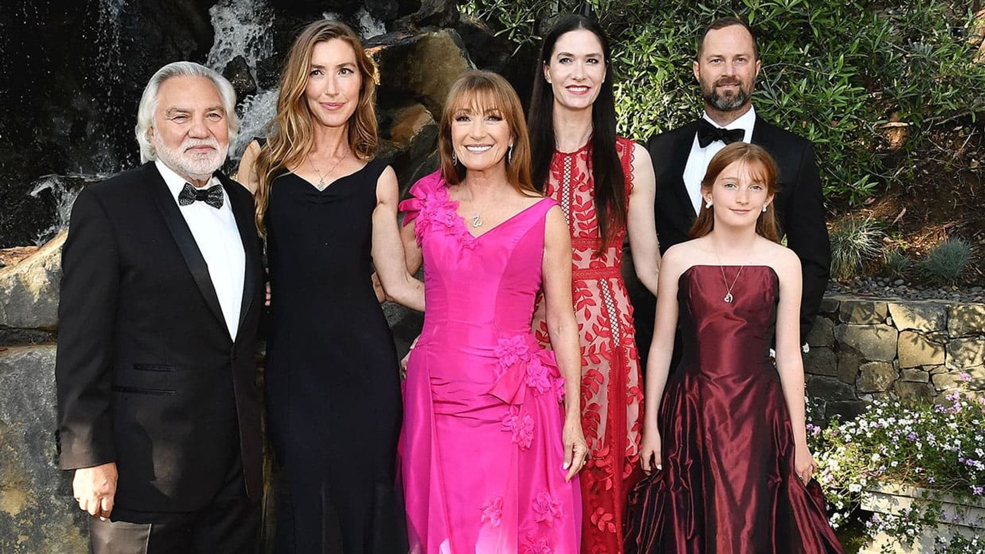 Jane Seymour posa radiante con su novio, tres de sus hijos y su nieta Willa en una cita muy especial