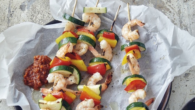 brochetas gambas verduras