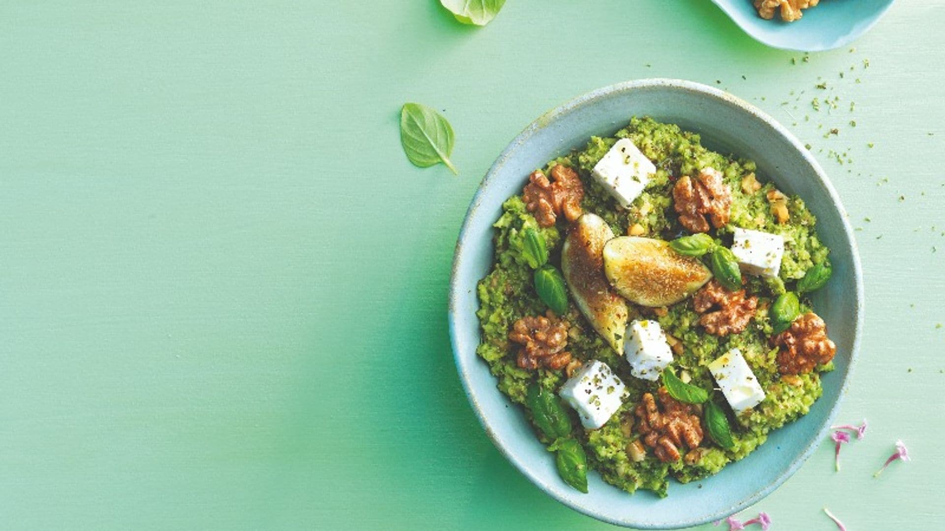 Falso arroz de brócoli y nueces con queso feta e higos