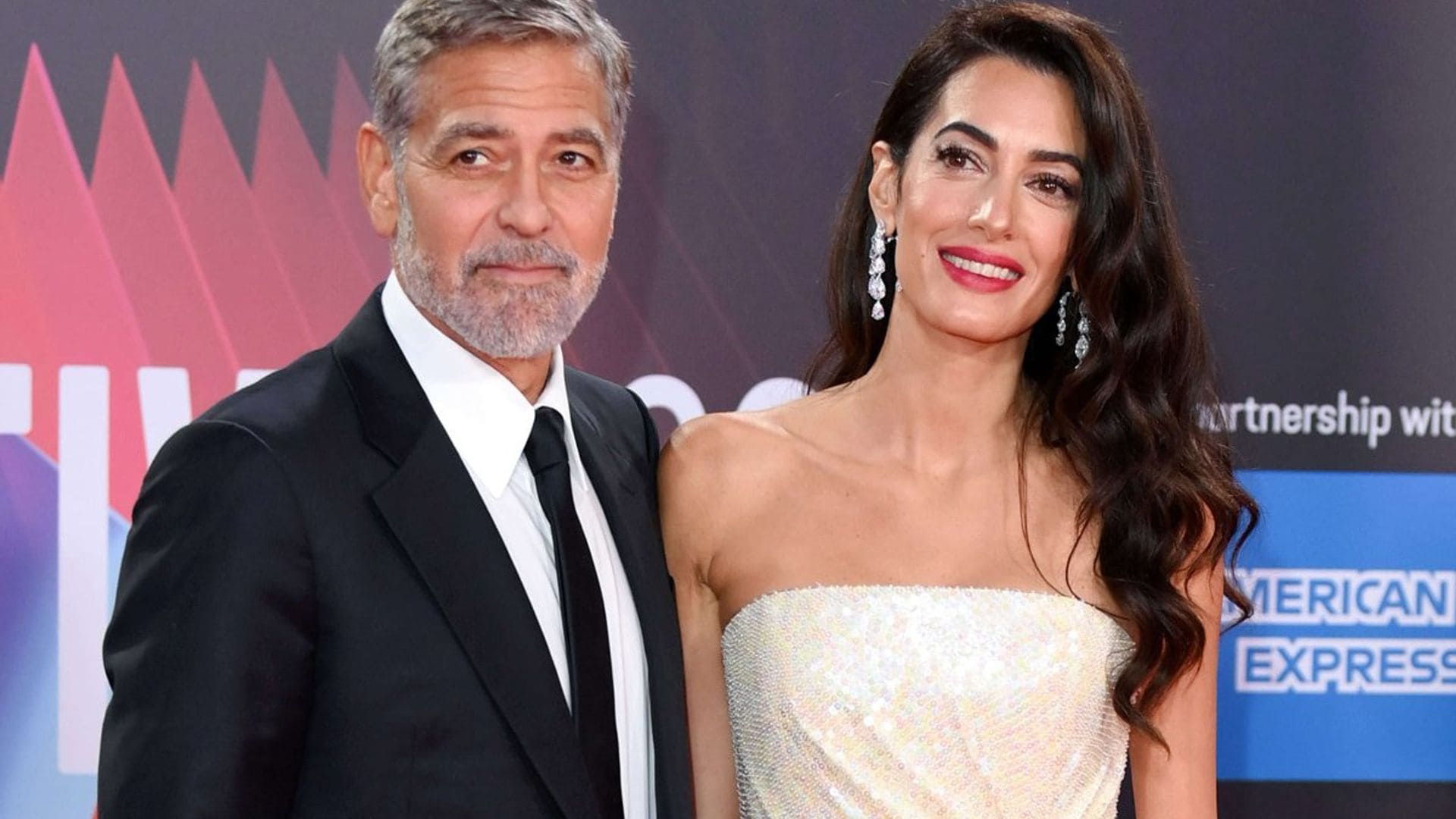 Amal y George Clooney celebran siete años de matrimonio con una espectacular reaparición sobre la alfombra roja