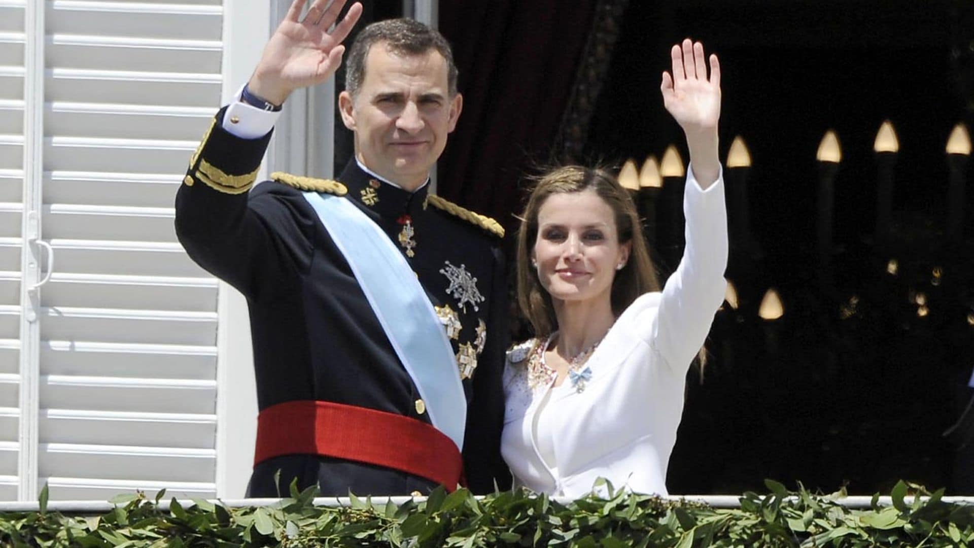 El primer look de doña Letizia como Reina: un Varela decisivo en su estilo