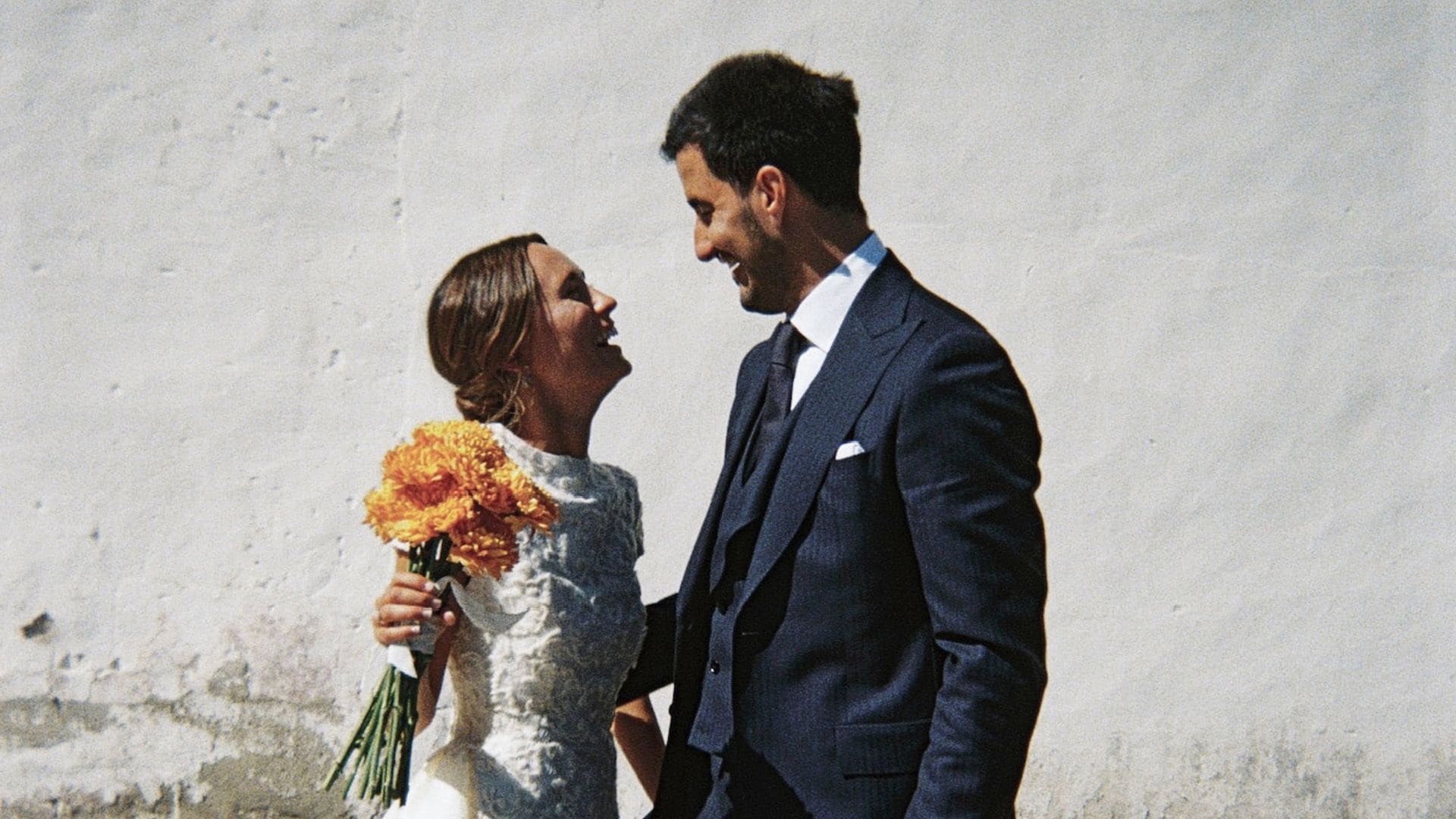 Carla llevó un vestido de novia diseñado por la abuela de su prometido: esta es su historia