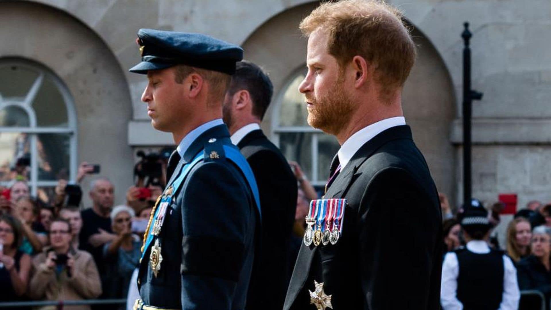 Los príncipes William y Harry, unidos por el duelo en la procesión de la reina Isabel II