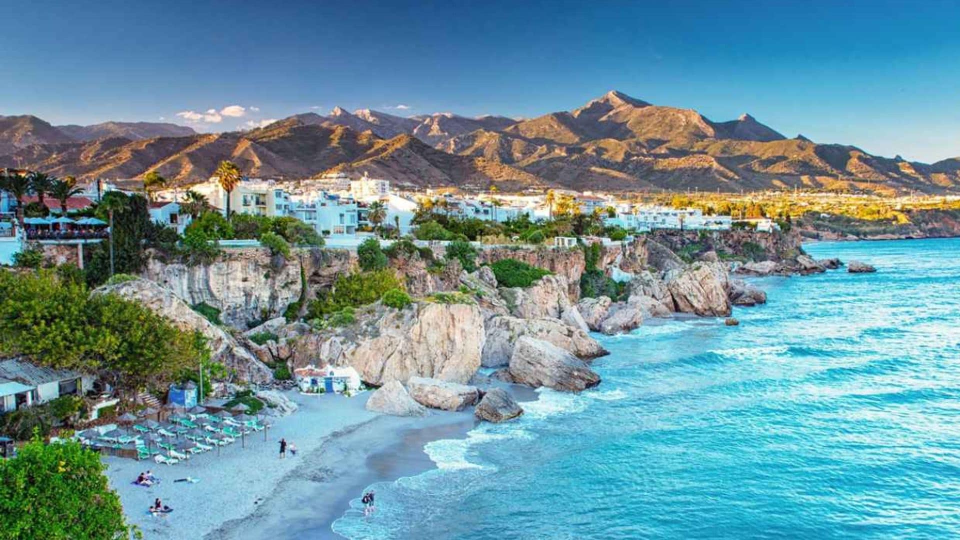 Una ruta por Nerja recordando aquel ‘Verano azul’ en su aniversario