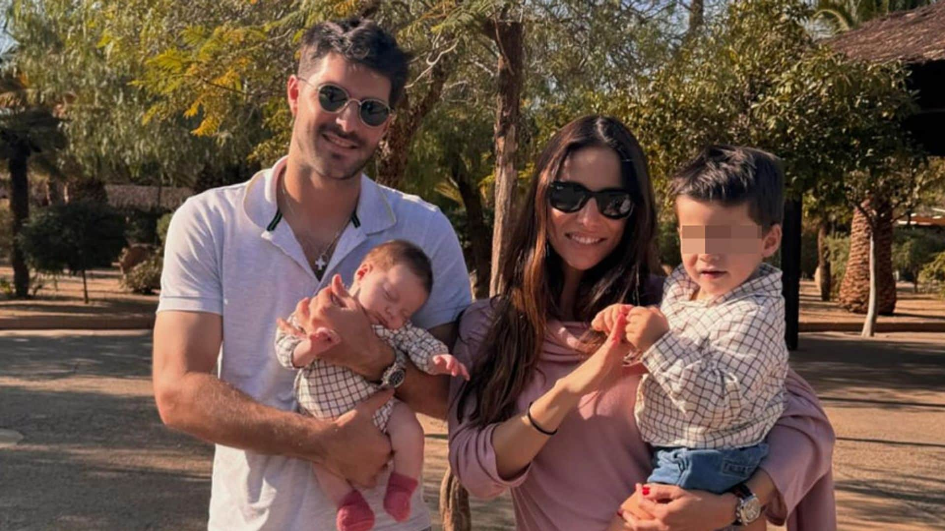 Lucía Villalón presume de su familia al completo tras la operación de su recién nacido