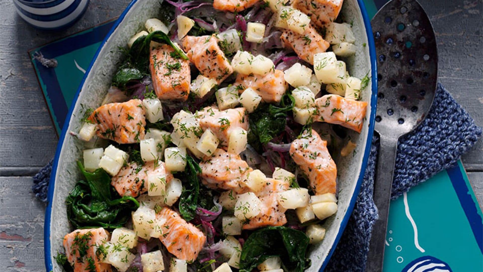 Salmón al horno con apionabo y espinacas