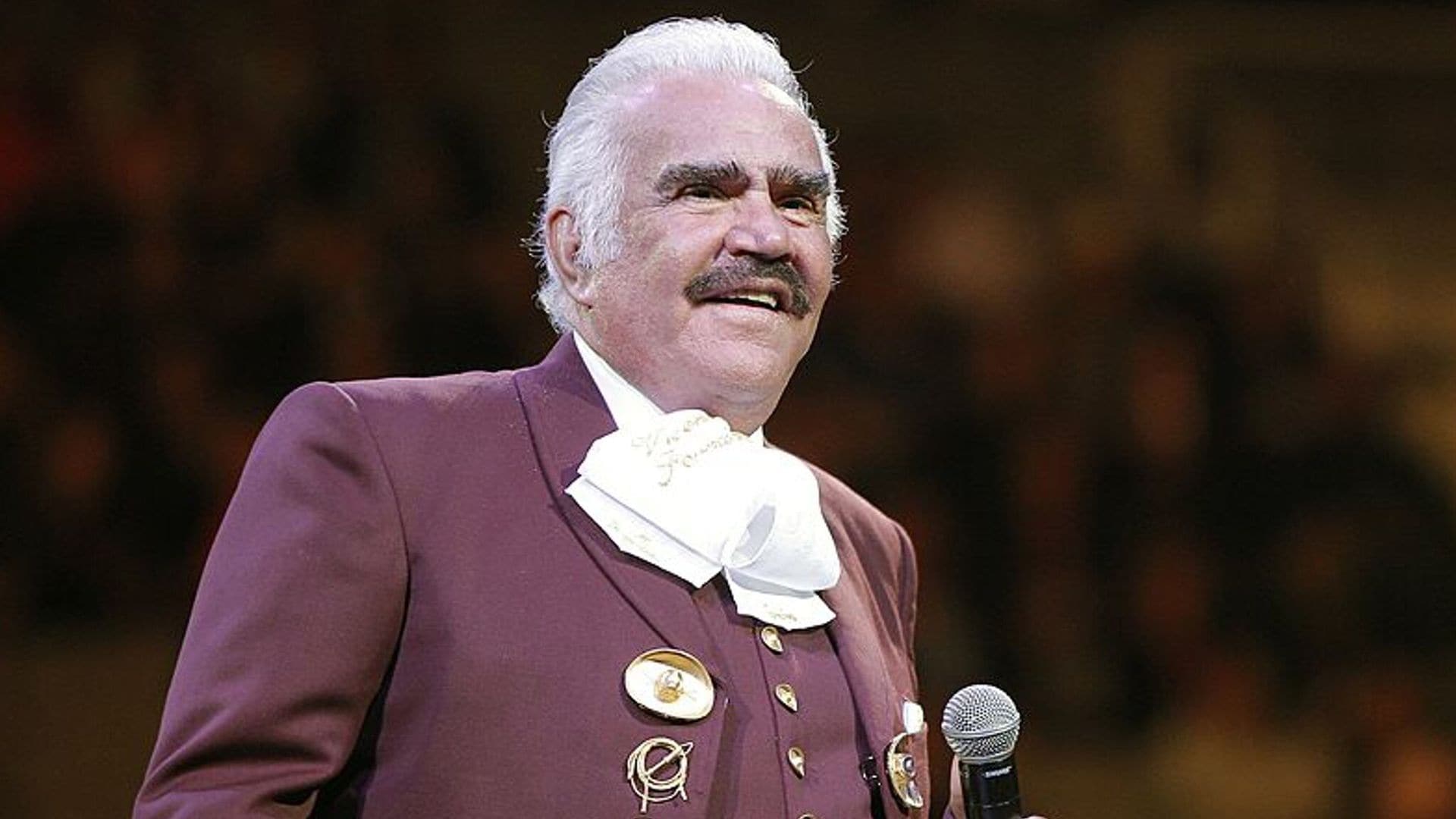 Familia de Vicente Fernández revela que su condición es crítica