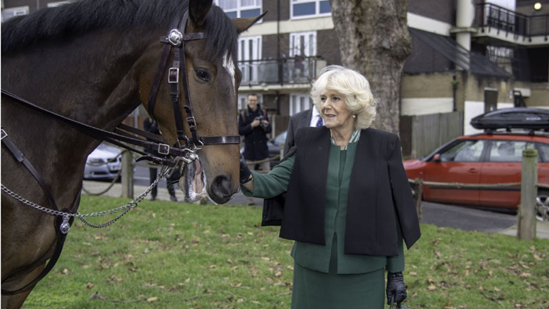 ¿Le ha prestado Meghan su bolso 'made in Spain' a Camilla Parker Bowles?