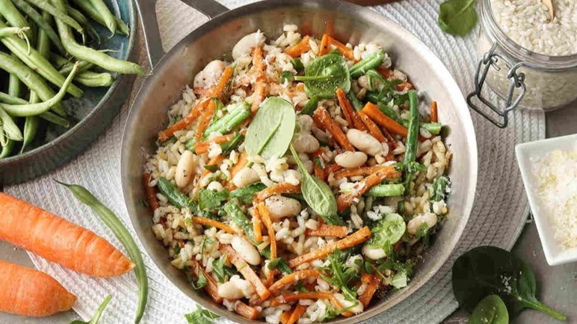 Arroz salteado con verduras, judías blancas y queso