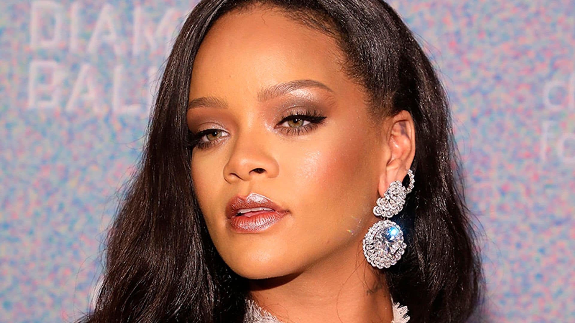 Copia el 'contouring' exprés de Rihanna con solo un corrector de ojeras