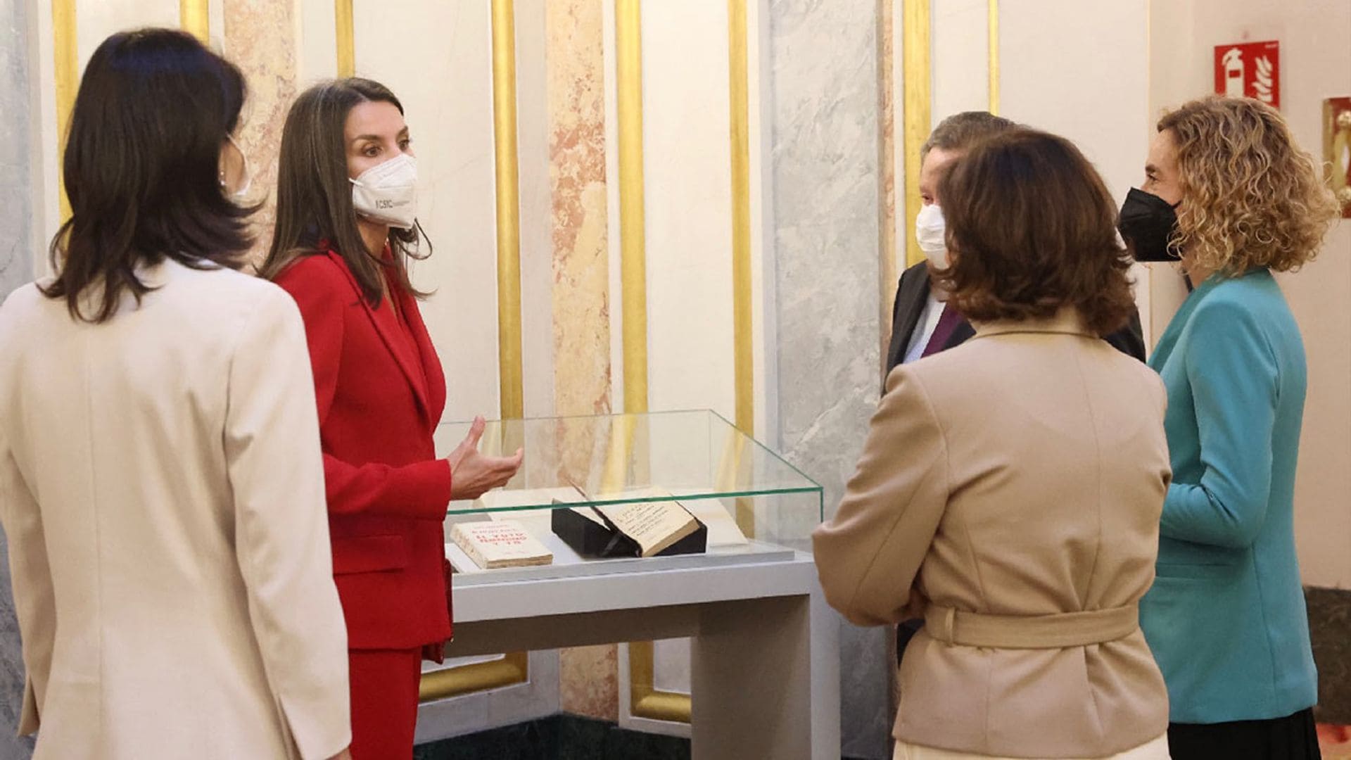 La reina Letizia, muy interesada sobre la obra de Clara Campoamor durante su homenaje en el Congreso