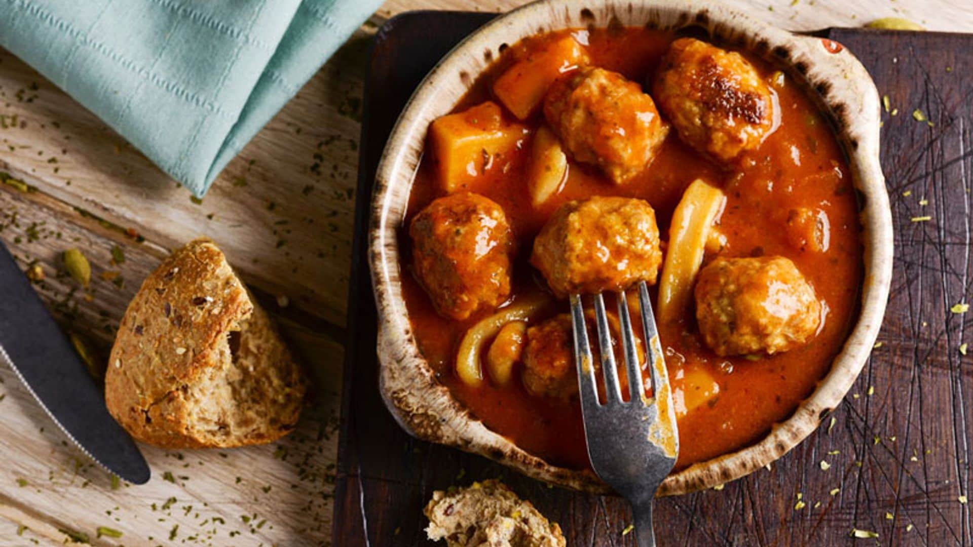 Albóndigas con sepia y salsa de tomate