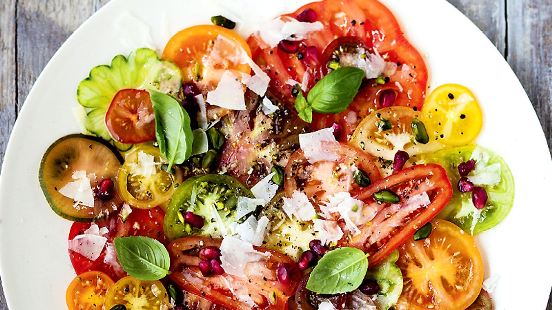 Ensalada de tomates con albahaca y pistachos