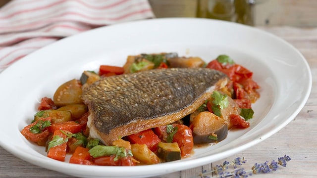 dorada con verduras rehogadas