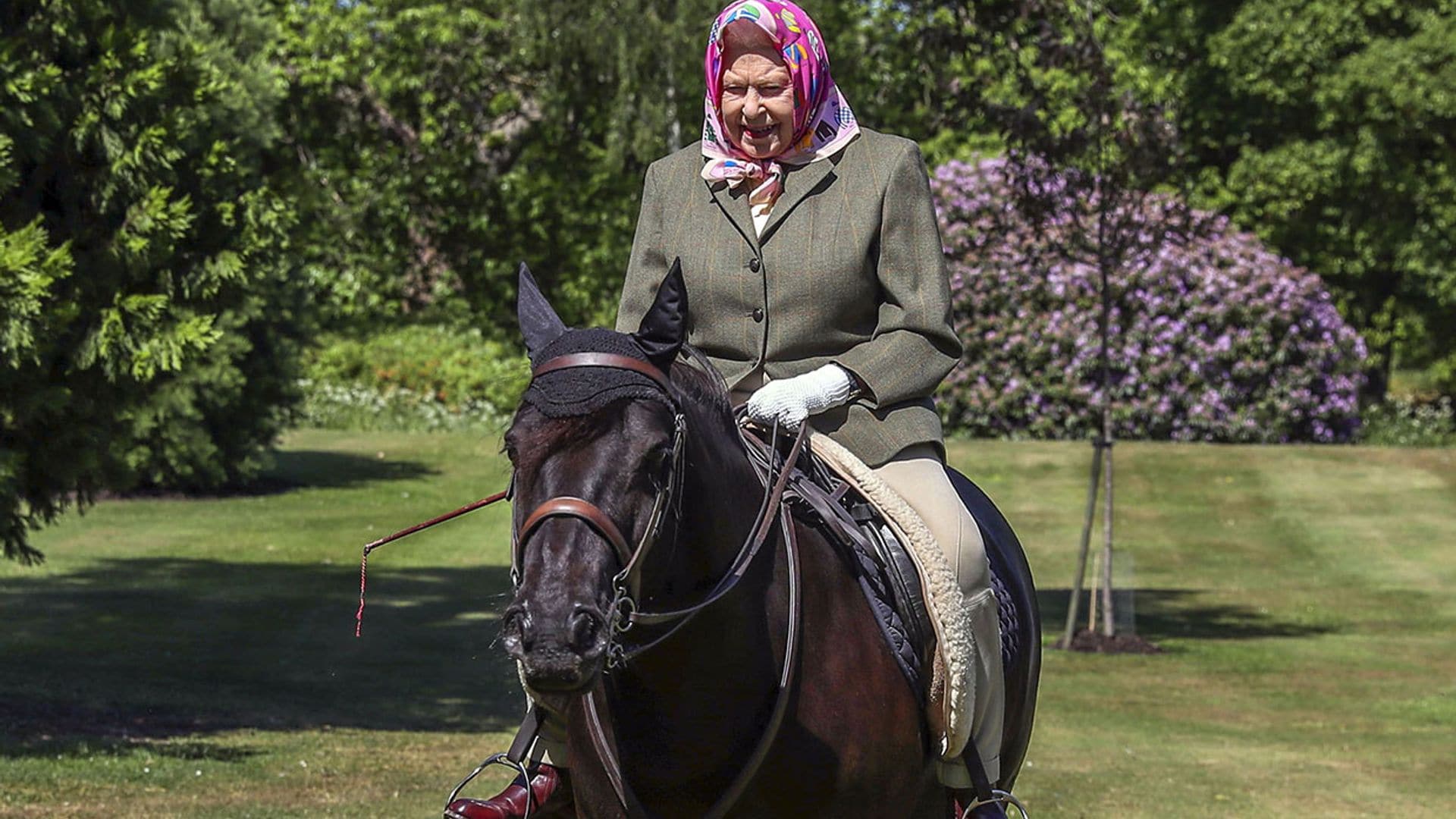 El paseo en poni de Isabel II a sus 94 años