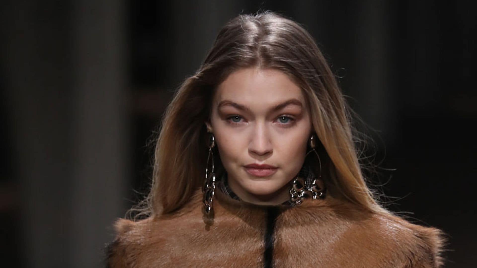 Gigi Hadid y  la exclusiva 'chaqueta-comic' de entretiempo que te encantaría tener