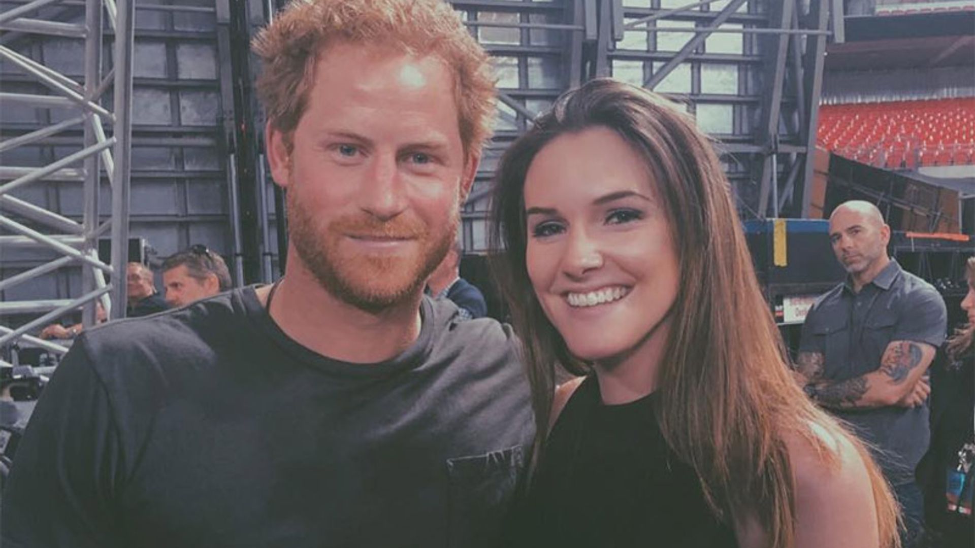 Harry de Inglaterra y su bromista ¿novia? provocan confusión en las redes