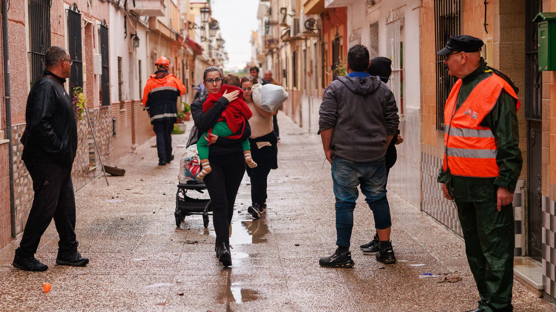 Cómo ayudar a los afectados por la DANA: donaciones y recogida de alimentos