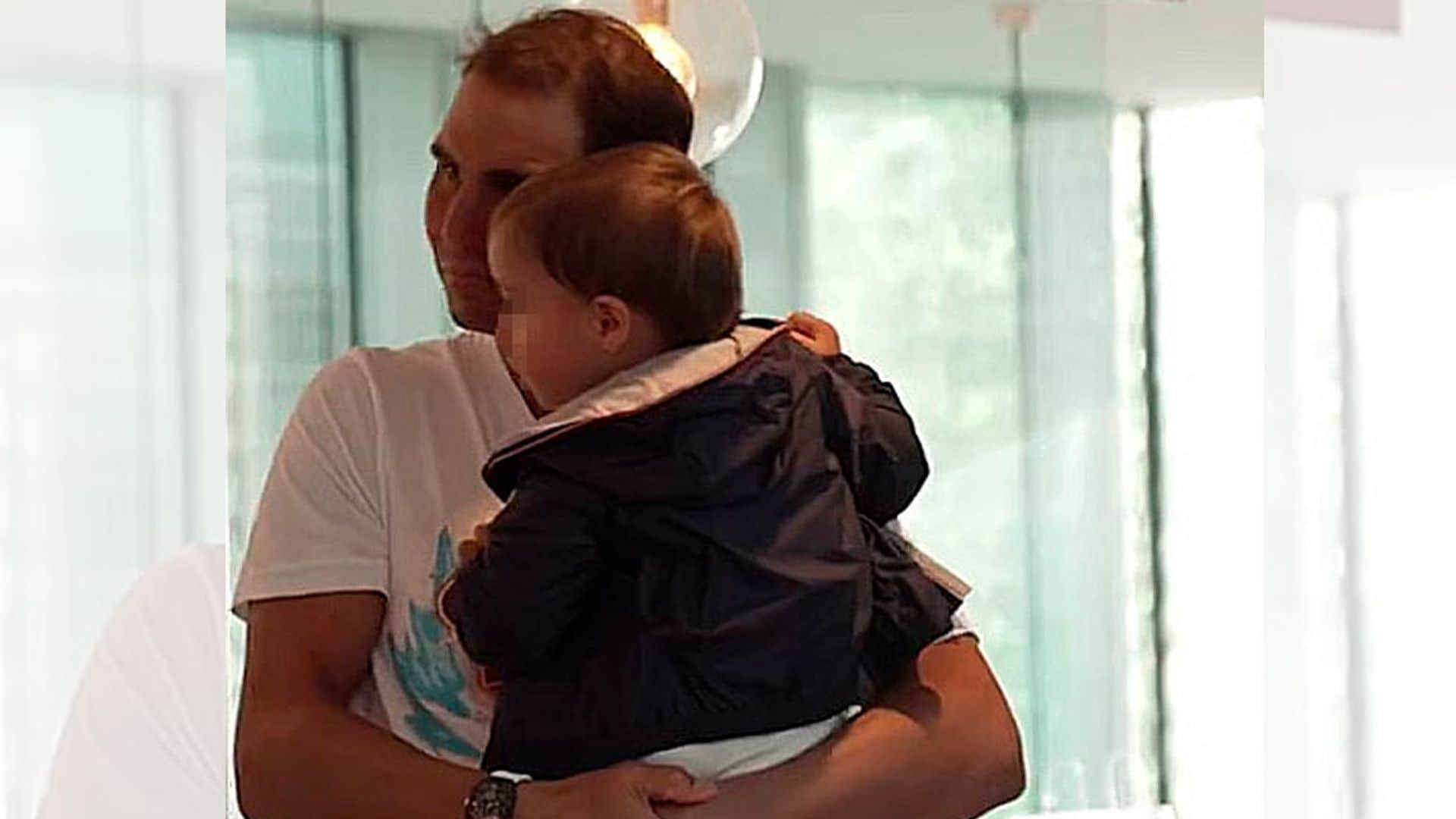 El entrañable vídeo de Rafa Nadal jugando con su hijo tras su derrota en el Roland Garros